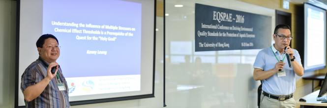 香港大學的梁美儀教授(左)和中國環境科學研究院的吳豐昌院士2016年於港大舉辦的第二屆制定保護水生生態環境質量標準國際研討會中發表他們的研究結果。