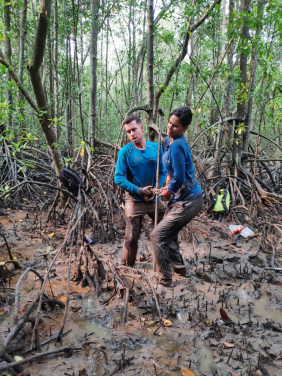 Image 1. Dr Nicole Khan (right) and her colleague investigating the growth of mangroves. (Photo courtesy：Nicole Khan) 