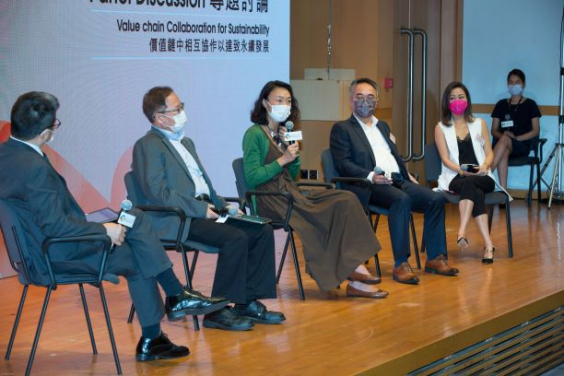 在香港大學社會與治理研究中心總監林維峯教授主持下，四位企業嘉賓就「價值鏈協作達致永續發展」進行專題討論