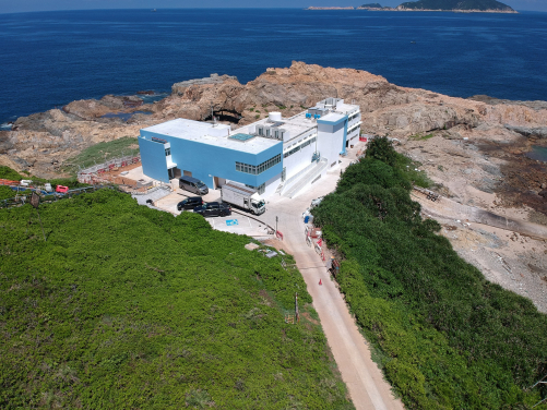 圖一、港大太古海洋科學研究所是香港大學理學院的離校設施，一向致力促進跨學科研究，其研究重點為海岸海洋系統，及其海洋生物多樣性及生態，當中尤其關注生態破壞與復育、全球氣溫轉變和調節，以及過度開發及可持續性。
 