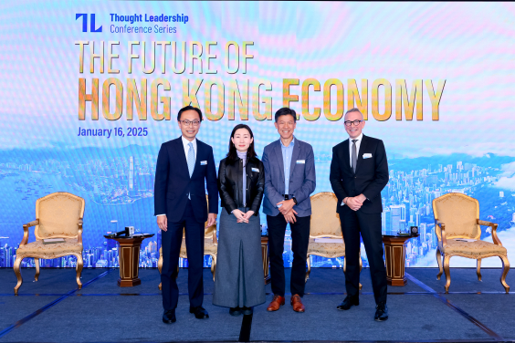 （左起）香港大學政治與公共行政學系客席教授聶德權教授；香港特別行政區第七屆立法會議員洪雯女士；香港大學社會工作及社會行政學系教授及梁顯利基金社會工作及社會行政學教授林一星教授，以及香港英商會行政董事Paul McCOMB（麥冠明）先生進行專題討論。