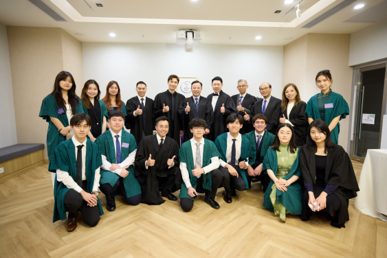 Mr. Karson Choi and Commissioner Woo join HKU members and students for a commemorative group photo.