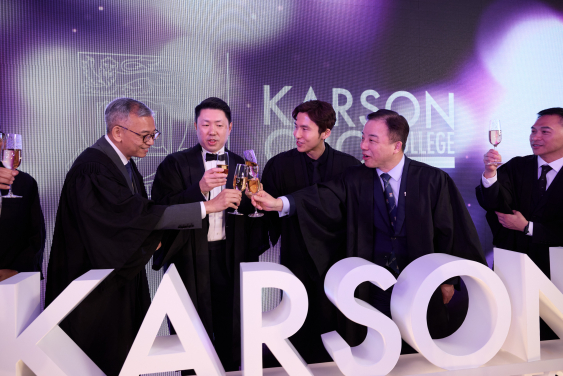 (From left) ICAC Commissioner Woo Ying-ming, Professor Ivan Hung, Mr Karson Choi and Professor Xiang Zhang raise a toast to celebrate this special occasion.