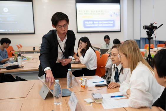 港大學生團隊在簡報比賽向評審介紹社會創新方案。