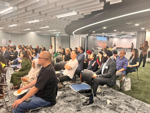 與社區持份者討論