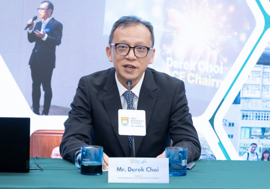 Mr. Derek CHOI, Chairman of Hong Kong Association for Customer Service Excellence, delivers remarks.